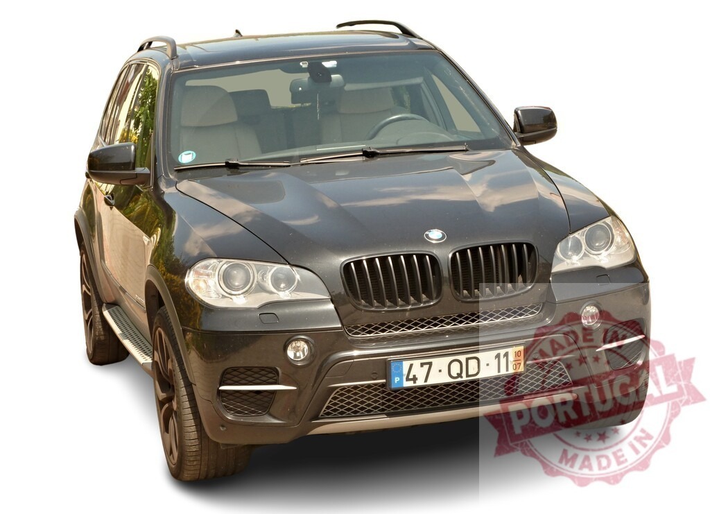 BMW X5 parking on a sunny day | Shiny black BMW X5 parking on a sunny day - Realized with Pictrs.com