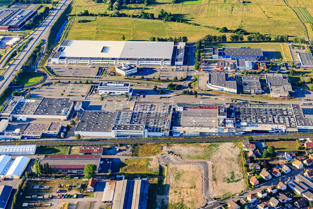 Vue aérienne: Schaeffler à le quartier Metzgerhof Krausenhof in Hagenau dans le département Bas Rhin, France – .Photo: IMG_115474.jpg prise le 16/06/2019 par Werner Riehm/FLY-FOTO.eu – Résolution de l'original: 4998 x 3332 px – Schaeffler France