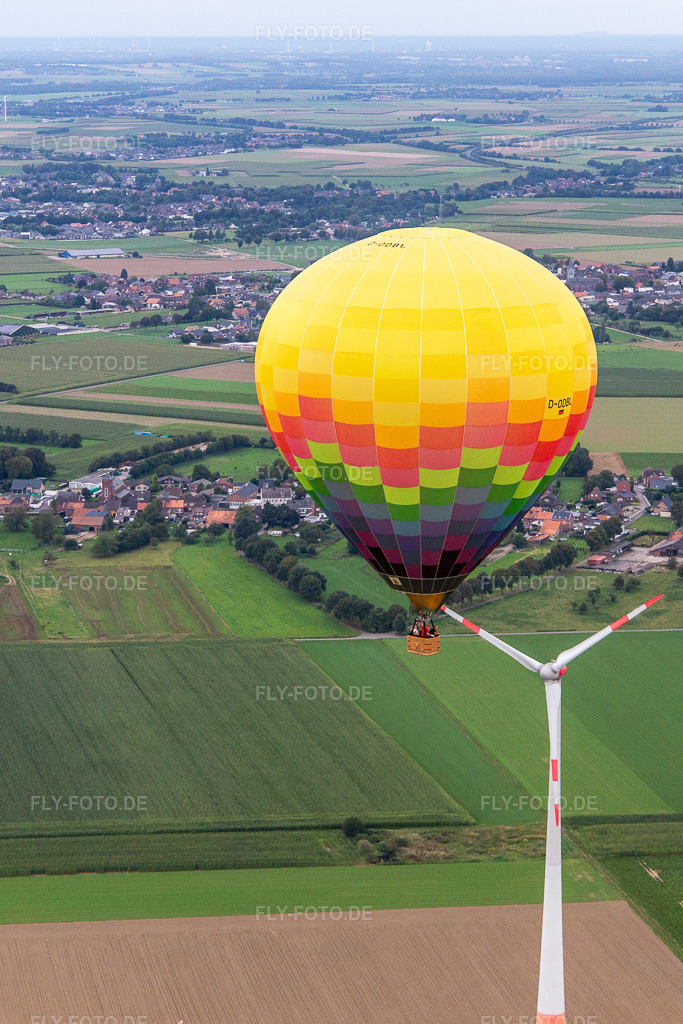 Luftbild: Heißluftballon fährt knapp am Windrad im Ortsteil Straeten in Heinsberg im Bundesland Nordrhein-Westfalen in Deutschland. Foto: IMG_143419.jpg vom 07.09.2024 durch Werner Riehm/FLY-FOTO.de