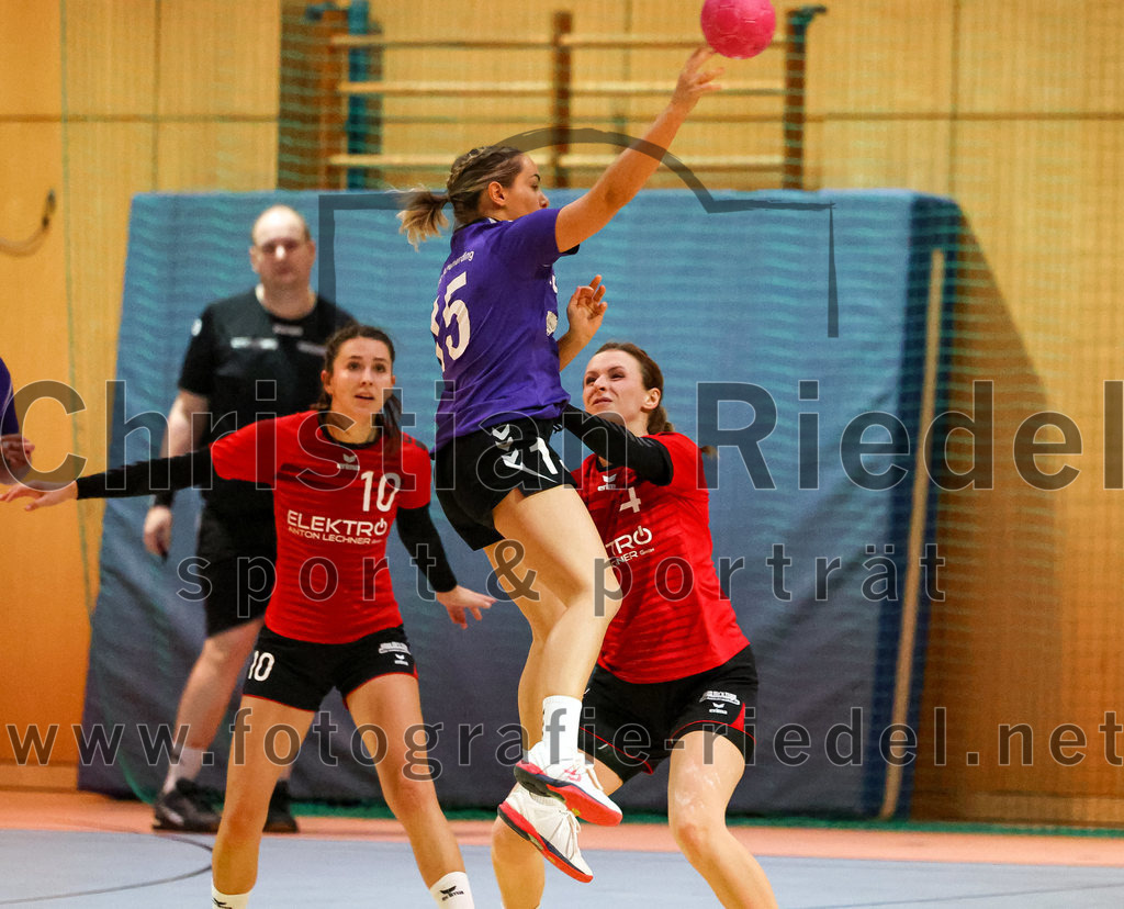 2022-11-05_092_SpVgg_Altenerding_gegen_SpVgg_Erdweg | Erding, Deutschland, 05.11.2022:
Handball, Bezirksoberliga Frauen Altbayern 2022 / 2023, 3. Spieltag, SpVgg Altenerding gegen SpVgg Erdweg, Endergebnis: 27:16

Christina Baumann (SpVgg Erdweg, #10), Lena Prem (SpVgg Altenerding, #15), Anna-Katharina Luca (SpVgg Erdweg, #4)

Foto: Christian Riedel / fotografie-riedel.net