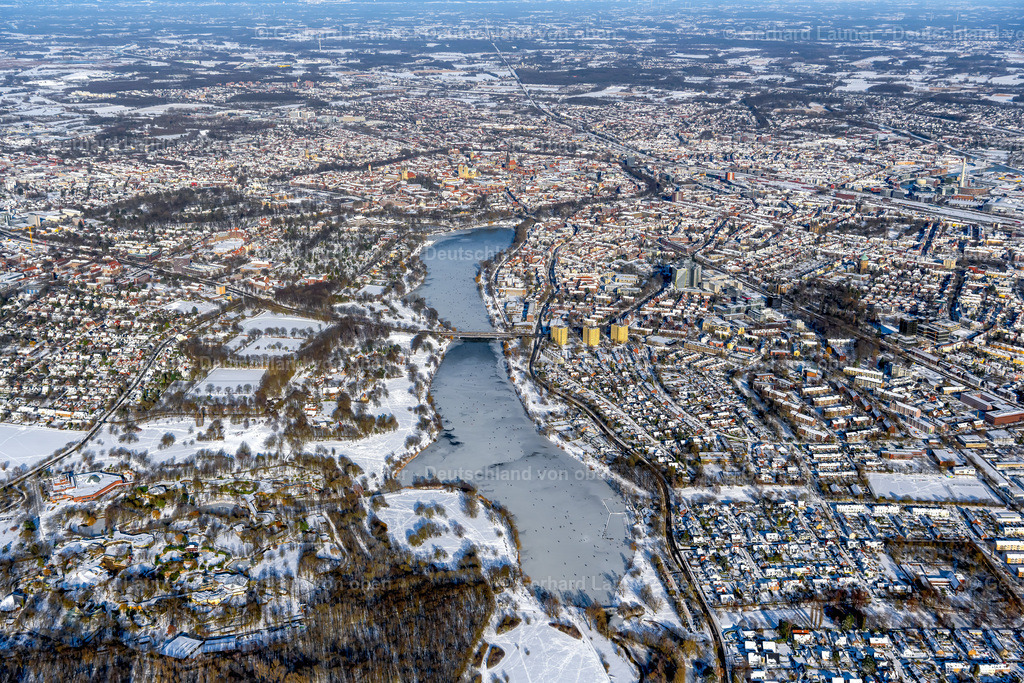 4043931 | MüNSTER 13.02.2021 Winterlich schneebedeckte Stadtansicht des Innenstadtbereiches an den Uferbereichen des Aasee im Ortsteil Aaseestadt in Münster im Bundesland Nordrhein-Westfalen, Deutschland. Weiterführende Informationen bei: Stadt Münster,  Stadtwerke Münster GmbH. // Wintry snowy city view of the downtown area on the shore areas of Aasee in the district Aaseestadt in Muenster in the state North Rhine-Westphalia, Germany. Further information at: Stadt Muenster,  Stadtwerke Muenster GmbH. Foto: Gerhard Launer