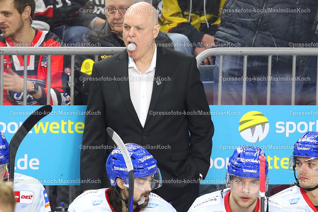 KoeDEL21032301084 | 21.03.2023, Köln, Eishockey, Playoffs Penny DEL, Viertelfinale Spiel 4, Lanxess-Arena, Kölner Haie -  Adler Mannheim: Trainer Bill Stewart, Headcoach von Adler Mannheim steht angespannt auf der Spielerbank und kaut ein Kaugummi