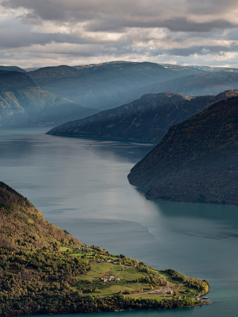 Ornes am Lusterfjord (Norwegen) im Herbst 2021. | Durch das Wasser des Fjords getrennt, liegt das kleine Örtchen Ornes, in dem eine der ältesten Stabkirchen Norwegens erhalten geblieben ist. - Realisiert mit Pictrs.com