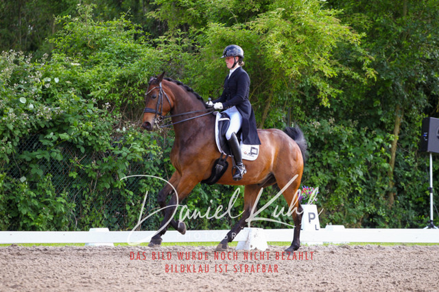 DKP41704 | Turnierfotos kaufen im Webshop von Daniel Kuhl Photography – entdecke professionelle Reitsportfotos aus Turnieren & Events. Hochwertige Turnierbilder online bestellen & sichern. Jetzt Fotos von Reitsportturnieren kaufen!
