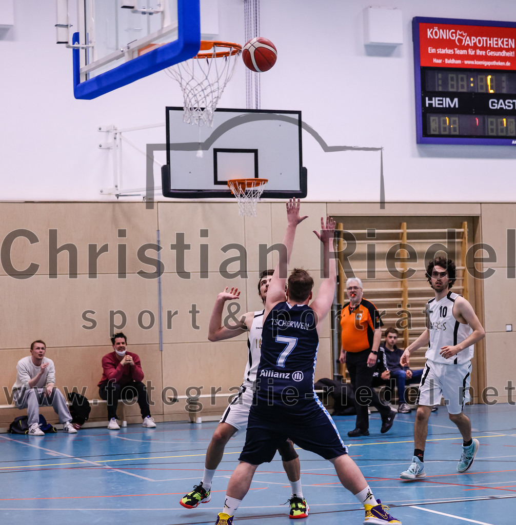 2022-04-03_092_TSV_Vaterstetten_gegen_SV_Weissblau-Allianz_Muenchen | Vaterstetten, Deutschland, 03.04.2022:
Basketball, Bezirksoberliga Herren 2021 / 2022, 14. Spieltag, TSV Vaterstetten gegen SV Weißblau-Allianz München, Endergebnis: 86:54

Finn Liebig (TSV Vaterstetten, #11), Maximilian Tscherwen (SV Weißblau-Allianz München, #7), Luca Maurice Kohll (TSV Vaterstetten, #10)

Foto: Christian Riedel / fotografie-riedel.net