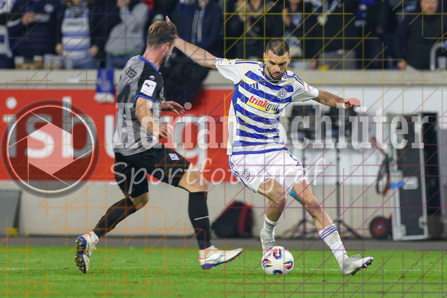 MSV Duisburg vs SV Waldhof Mannheim - 3. Liga | Duisburg, Deutschland, 07.11.25:   Emmanuel Okuchukwu Iwe (SV Waldhof Mannheim) und Rasim Bulic (MSV Duisburg) im Kampf um den Ball waehrend des Spiels der 3. Liga MSV Duisburg vs SV Waldhof Mannheim in der schauinsland-reisen-arena(Foto von Brauer-Fotoagentur / Adrian Schlueter)