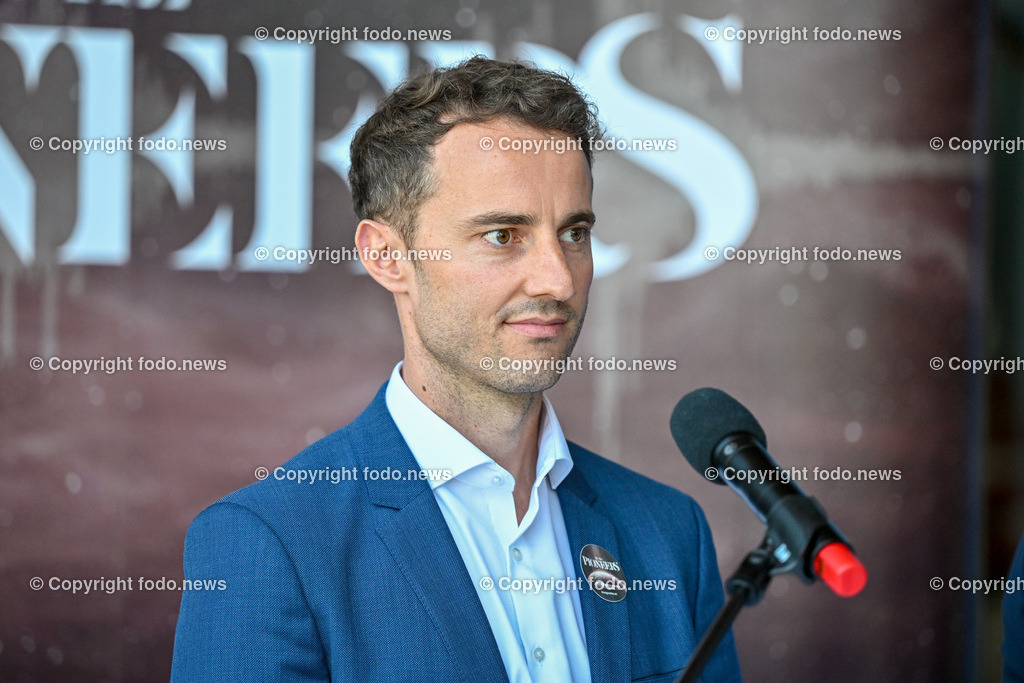 Pressekonferenz Brucknerhaus Linz - Klangwolke 2024_ Pioneer 52Hz_ 14.05.2024-11 | 14.05.2023, Brucknerhaus Linz, AUT, Pressekonferenz Brucknerhaus Linz - Klangwolke 2024, Pioneer 52Hz, im Bild Rene Esterbauer (Kaufmaennischer Geschaeftsfuehrer der LIVA)