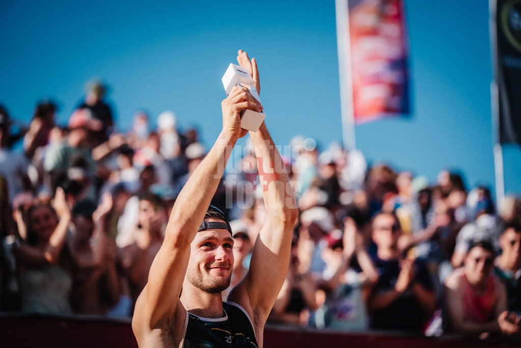 Beachvolleyball | Männer | Allianz German Beach Tour 2025 | Tourstop München | 13.07.2025 | Philipp Huster mit dem Pokal nach dem Sieg in München