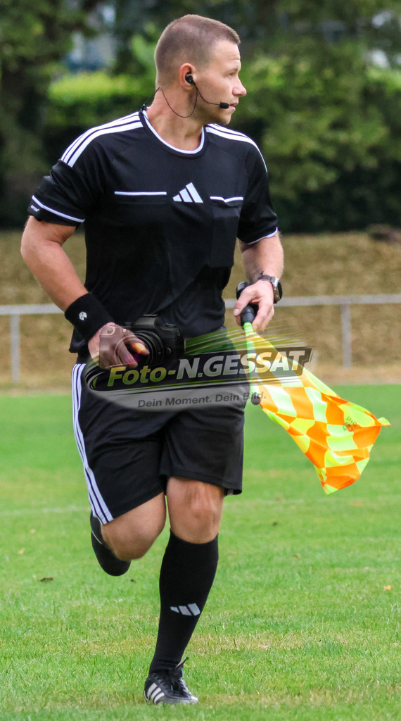 TuS Bersenbrück - HSC Hannover | Auf dem Bild zu sehen: Schiedsrichter Assistent: Abraham Thiessen TuS Bersenbrück, HSC Hannover, Saison 25/26, Testspiel, Bünde, Deutschland - Realisiert mit Pictrs.com