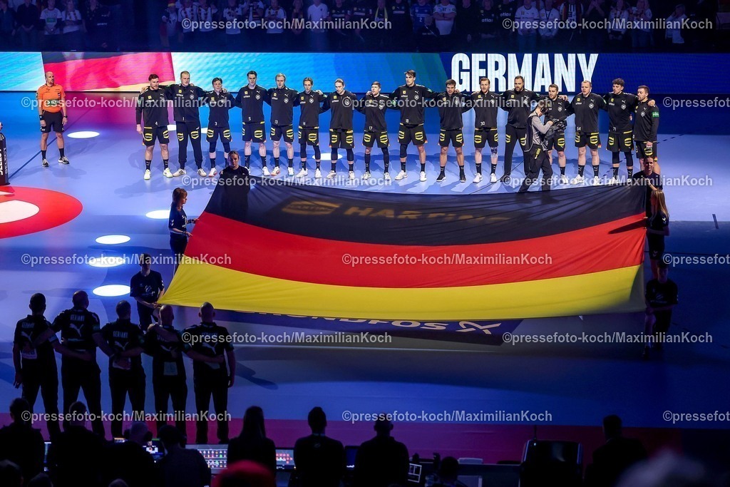 EHF19012602002 | 19.01.2026, Handball, Men's EHF EURO 2026, Deutschland - Spanien, Jyske Bank Boxen in Herning, Dänemark, Preliminary Round: Das deutsche Team steht bei der Nationalhymne Arm in Arm zusammen.  