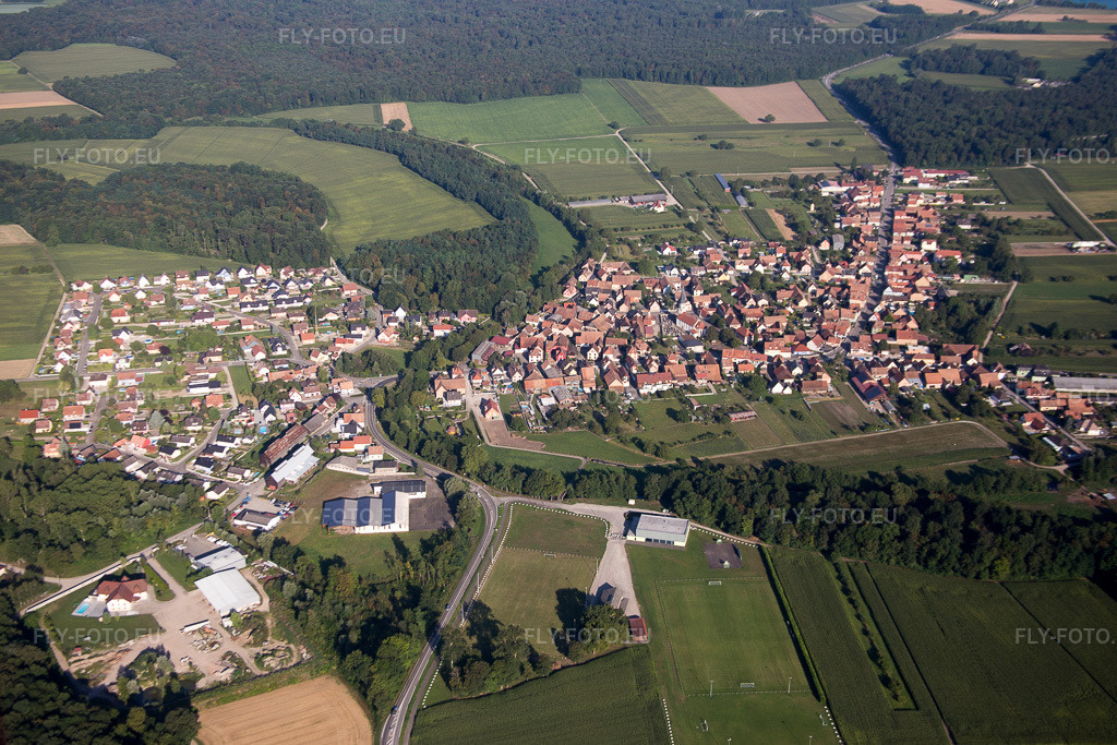 Vue aérienne: Champs agricoles et terres arables à Herbsheim dans le département Bas Rhin, France. Photo: IMG_093232.jpg prise le 16/08/2016 par Werner Riehm/FLY-FOTO.eu – Résolution de l'original: 5472 x 3648 px