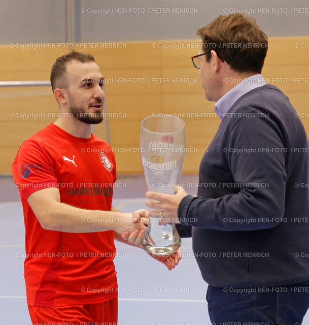 20250112-7187-stadtmeister-HEN-FOTO | 12.01.2025 Fussball in der Halle mit 14 Fußballmannschaften im Kampf um die Stadtmeisterschaft hier Finale Rot-Weiß Darmstadt vs Türk Gücü Darmstadt (2:0) v li Can Bilgin (9 TGD) bester Spieler erhält Preis Pokal von Oberbürgermeister Hanno Benz (Foto: Peter Henrich) - Realisiert mit Pictrs.com