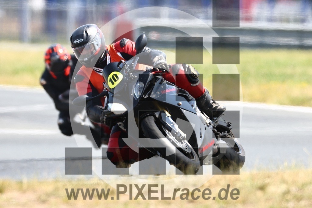 inst10-20250617_07962 | Schöne Erinnerungen an spannende Momente - das festzuhalten ist unser Job. PIXELrace.de ist seit 2003 auf den Rennstrecken Europas unterwegs um die Action draußen beim Fahren und die wunderbare Stimmung imm Fahrerlager für euch einzufangen.