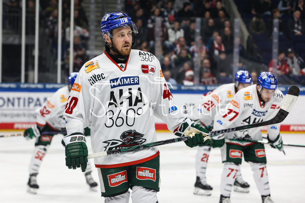 Eisbären Berlin - Augsburger Panther | Tim SCHUELE (AEV #40) in Aktion