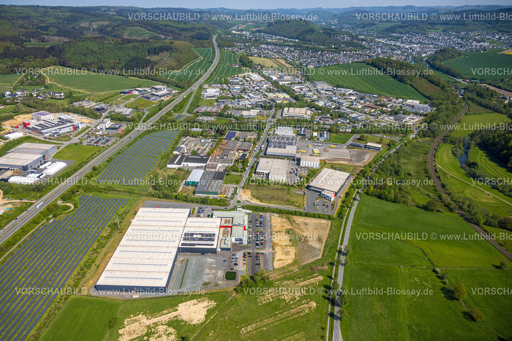 Meschede240506078 | Luftbild, Gewerbegebiet Enste mit Bürger-Solarpark
Fotovoltaik-Solarstromanlage, an der Autobahn A46, Briloner Leuchten GmbH, Enste, Meschede, Sauerland, Nordrhein-Westfalen, Deutschland