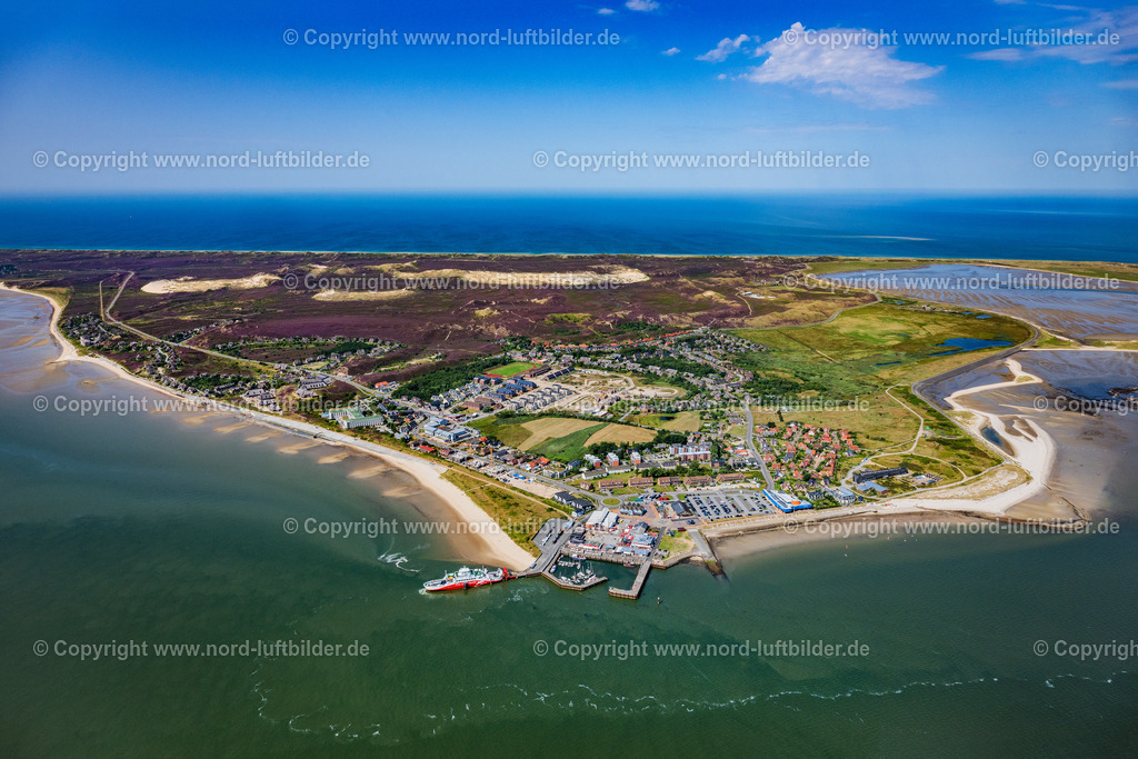 Sylt_List_ELS_9049130825 | LIST 13.08.2025 Ortsansicht an der Meeres-Küste der Nordsee in List auf Sylt im Bundesland Schleswig-Holstein. // Townscape on the seacoast of of North Sea in List on Sylt in the state Schleswig-Holstein. Foto: Martin Elsen