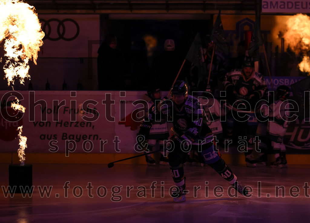 2026-02-15_007_TSV_Erding_gegen_EC_Peiting | Erding, Deutschland, 15.02.2026:Eishockey, Oberliga Süd 2025 / 2026, 47. Spieltag, TSV Erding gegen EC Peiting, Endergebnis: 4:5Dennis Miller (Erding Gladiators, #40)Foto: Christian Riedel / fotografie-riedel.net