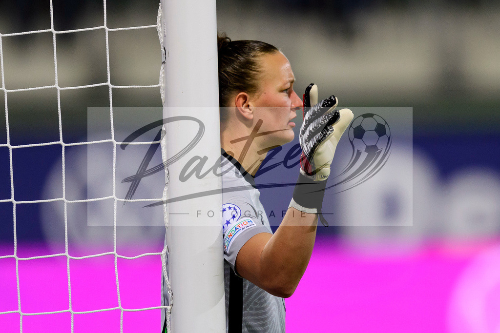 WOBSER20211013_043 | Fussball, Frauen: Torwart Almuth Schult (VfL Wolfsburg) gestikuliert, Gestik beim Spiel der UEFA Women´s Champions League zwischen VfL Wolfsburg und Servette FC im AOK-Stadion am 13.10.2021 in Wolfsburg, Deutschland. - Realisiert mit Pictrs.com