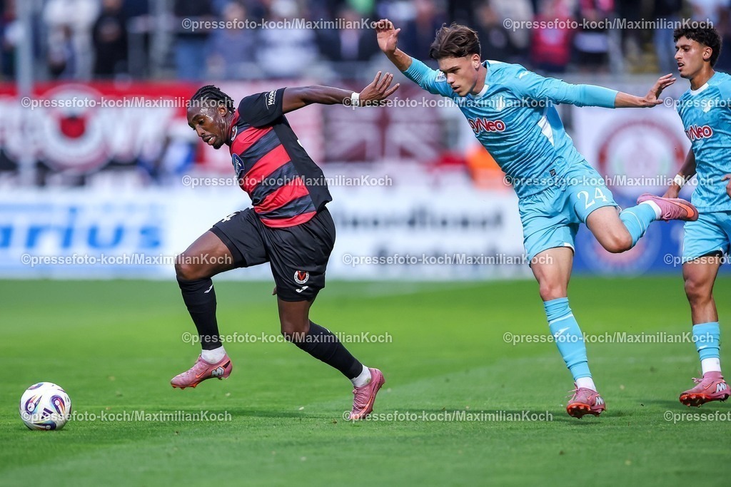 FCVK16092501033 | 16.09.2025, Fußball, FC Viktoria Köln – TSG 1899 Hoffenheim II, 3.Liga, Sportpark Höhenberg, Saison 2025 2026: Frank Ronstadt (Viktoria Koeln # 34) im Zweikampf gegen  Luca Erlein&nbsp;(Hoffenheim II #24) DFB regulations prohibit any use of photographs as image sequences and or quasi-video.