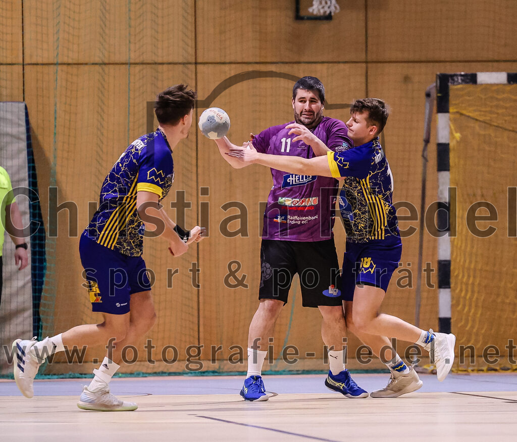 2024-12-14_023_SpVgg_Altenerding_gegen_MTV_Pfaffenhofen | Erding, Deutschland, 14.12.2024:Handball, Bezirksoberliga Männer 2024 / 2025, 10. Spieltag, SpVgg Altenerding gegen MTV Pfaffenhofen, Endergebnis: 32:30Christian Loris (SpVgg Altenerding, #11), Florian Ostler (MTV Pfaffenhofen, #18)Foto: Christian Riedel / fotografie-riedel.net