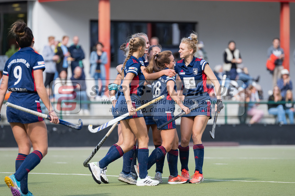 HK_20220925_100175 | 1. Bundesliga Damen Düsseldorfer HC - Berliner HC  am 25.9.2022 DHC Düsseldorf, Düsseldorf , Tessa Schubert ( Düsseldorfer HC #28 ) , Emma-Sophie Hessler ( Düsseldorfer HC #7 ) , Sophia Schwabe ( Düsseldorfer HC #18 ) , Lisa Nolte ( Düsseldorfer HC #17 )