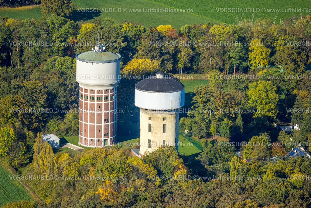 Hamm251001746 | Luftbild, zwei Wassertürme, Turm WT2000 und Turm WT3000, Wasserversorgung der Stadt Hamm, herbstliche Bäume, Eichenmischwald Rote Hecke, Stadtbezirk Rhynern, Hamm, Ruhrgebiet, Nordrhein-Westfalen, Deutschland