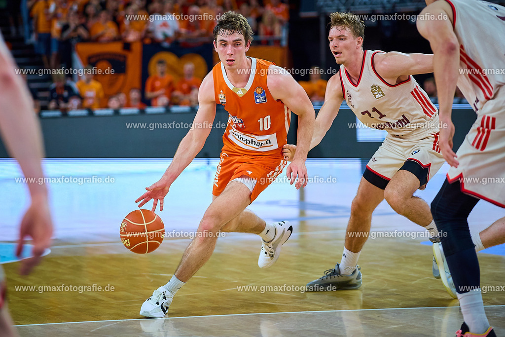 GER, ratiopharm ulm gegen FC Bayern, Basketball, 2. PlayOff, Finale, EasyCredit Bundesliga, Spielzeit 2024/2025, 18.06.2025 | Justinian Jessup (ratiopharm ulm, #10) und Justus Hollatz (FC Bayern, #21)GER, ratiopharm ulm gegen FC Bayern, Basketball, 2. PlayOff, Finale, EasyCredit Bundesliga, Spielzeit 2024/2025, 18.06.2025Foto: Eibner-Pressefoto/Gerald Oelze-de Stoppany
