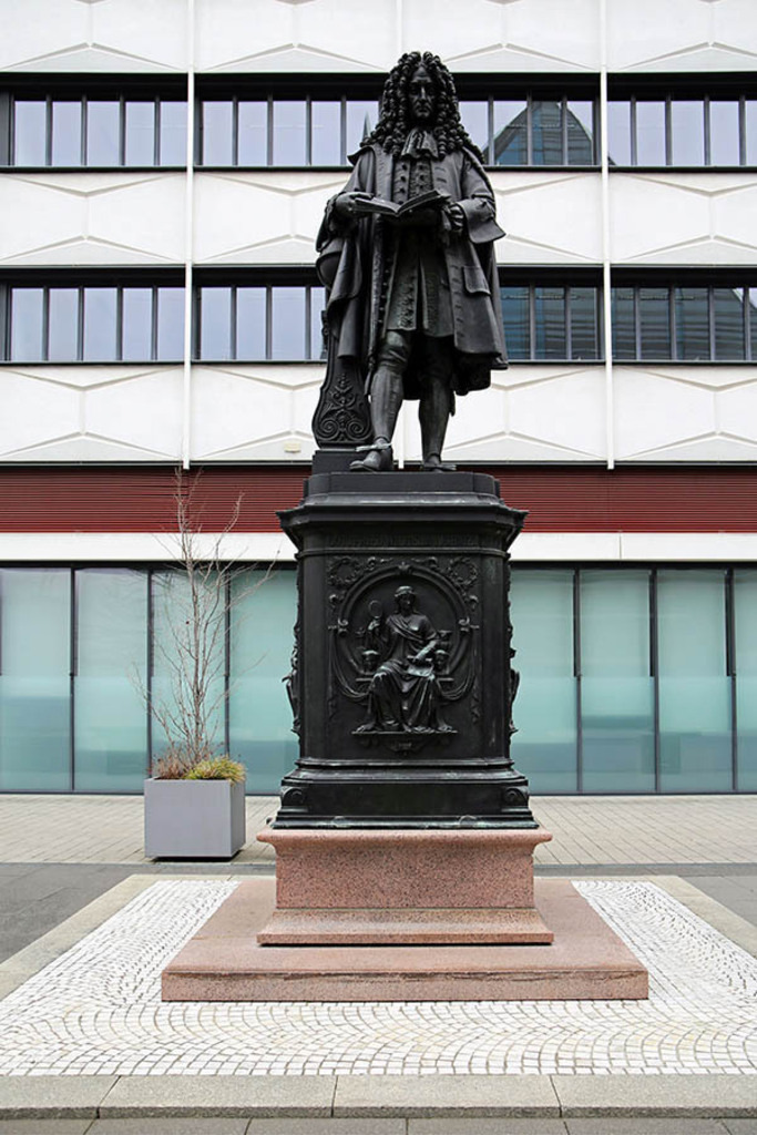 Foto: Leipzig - Leibniz Denkmal | Das Team hinter BILDLEXIKON LEIPZIG bündelt historische wie aktuelle Informationen über die Stadt Leipzig in Text und Bild auf einer Plattform und stellt diese der interessierten Öffentlichkeit zur Verfügung.