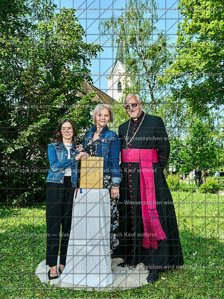 ALP2683_Pfarrfirmung Wieselburg_Firmling-Pate-Firmspender | (C)FotoLois.com, Alois Spandl, Pfarrfirmung in Wieselburg mit Firmspender Eduard Gruber (ehemaliger Generalvikar der Diözese St. Pölten), Firmling, Pate mit Firmspender und Familie, Sa 3. Juni 2023.