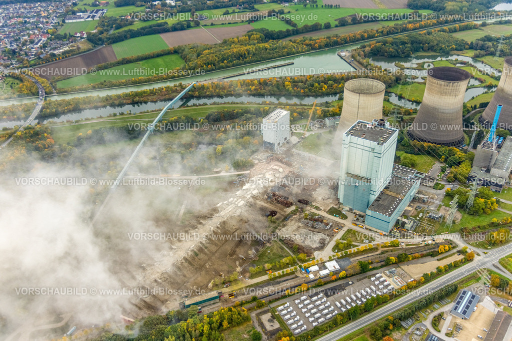 Hamm251000256Gersteinwerk | Luftbild, mit großem interesse verfolgten tausende Zuschauer die Sprengung des Gersteinwerk Schornsteins mit einer halben Stunde Verspätung. Der 282 Meter hohe RWE-Schornstein fiel exakt in das vorbereitete Schotterbeet. Stadtgrenze Werne, Hamm Nordrhein-Westfalen, Deutschland