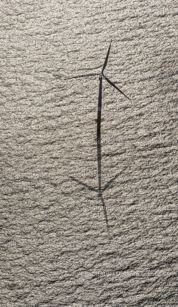 Zingst12082435OffShoreWindkraft | Windpark EnBW Baltic 1, Offshore-Windpark in der Ostsee vor der Küste Mecklenburg-Vorpommerns, nördlich der Halbinsel Fischland-Darß-Zingst, Windkraftanlage mit Schatten, Wolkenschatten,  Windkraftwerk, Windenergie , Darßer Ort, Ostsee, Mecklenburg-Vorpommern, Deutschland, Europa