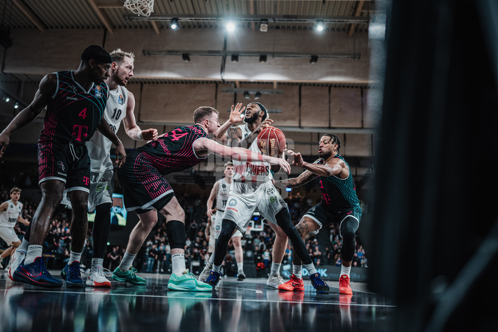 Basketball | Männer | Saison 2023/2024 | easyCredit Basketball Bundesliga | Veolia Towers Hamburg vs. Telekom Baskets Bonn | 03.02.2024 | Vincent King (#13, Veolia Towers Hamburg) in Bedrängnis und verliert den Ball