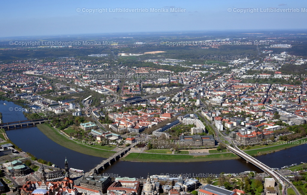Dresden | Das Luftbild zeigt den Blick auf die Stadt Dresden mit der Elbe und den Brücken. Rechts im Bild ist noch die Carola-Brücke zu sehen. - Realisiert mit Pictrs.com