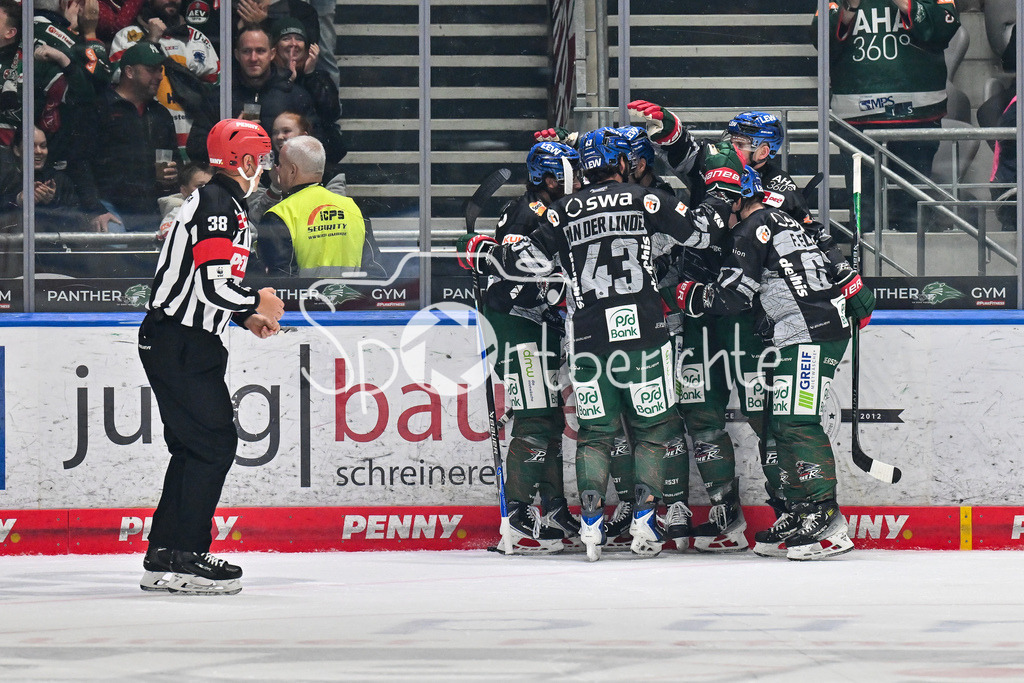 Augsburger Panther - ERC Ingolstadt | Jubel der Panther nach dem Treffer zum 1-0 durch Joseph CRAMAROSSA (Augsburger Panther 92) / Tor / Torschuetze / Freude / Happy / beim match zwischen den Augsburger Panthern und dem ERC Ingolstadt am 13. Spieltag der Penny DEL im Curt Frenzel Stadion am 23.10.2025