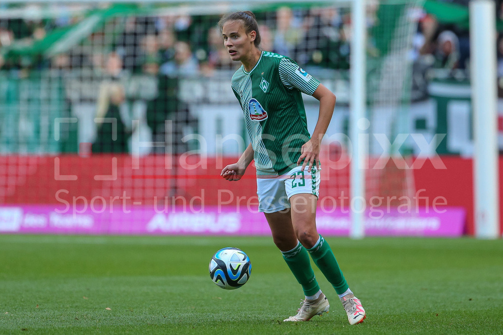 Fussball, Google Pixel Frauen-Bundesliga, SV Werder Bremen - 1. FC Köln | v.li.: Hanna Nemeth (SV Werder Bremen, 23) am Ball, Freisteller, Einzelbild, Ganzkörper, Aktion, Action, Spielszene, DIE DFB-RICHTLINIEN UNTERSAGEN JEGLICHE NUTZUNG VON FOTOS ALS SEQUENZBILDER UND/ODER VIDEOÄHNLICHE FOTOSTRECKEN. DFB REGULATIONS PROHIBIT ANY USE OF PHOTOGRAPHS AS IMAGE SEQUENCES AND/OR QUASI-VIDEO.