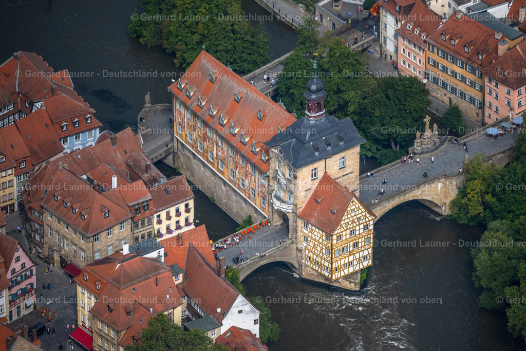4060179 | BAMBERG 07.09.2021 Altstadtbereich und Innenstadtzentrum mit dem Alten Rathaus Bamberg zwischen Unterer Brücke und Oberer Brücke am Linken Regnitzarm in Bamberg im Bundesland Bayern, Deutschland. // Old Town area and city center with dem Alten Rathaus Bamberg between Unterer Bruecke and Oberer Bruecke on Linken Regnitzarm in Bamberg in the state Bavaria, Germany. Foto: Gerhard Launer