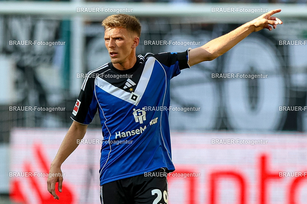 Borussia Mönchengladbach vs Hamburger SV - Bundesliga  | Mönchengladbach, Deutschland, 24.08.25:   Emir Sahiti (Hamburger SV) gestikuliert, Gestik waehrend des Spiels der Bundesliga zwischen Borussia Mönchengladbach vs Hamburger SV im Stadion im Borussia Park(Foto von Brauer-Fotoagentur / Adrian Schlueter)