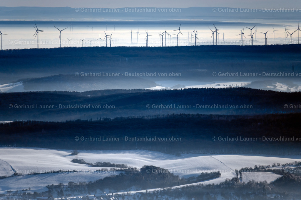 4044991 | Blick über das verschneite Kyffhäuser Land mit Windkrafträdern zum Thüringer Wald, Hachelbich, Kyffhäuserland