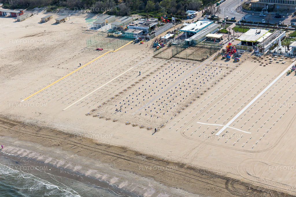 Aerial view: Sandy beach landscape along the Adriatic coast with empty rows of sun loungers in the Pinarella district of Emilia-Romagna in Cervia in the state Ravenna, Italy.Photo: IMG_098371.jpg taken on 04/05/2017 by Werner Riehm/FLY-FOTO.comResolution of the original: 5472 x 3648 px