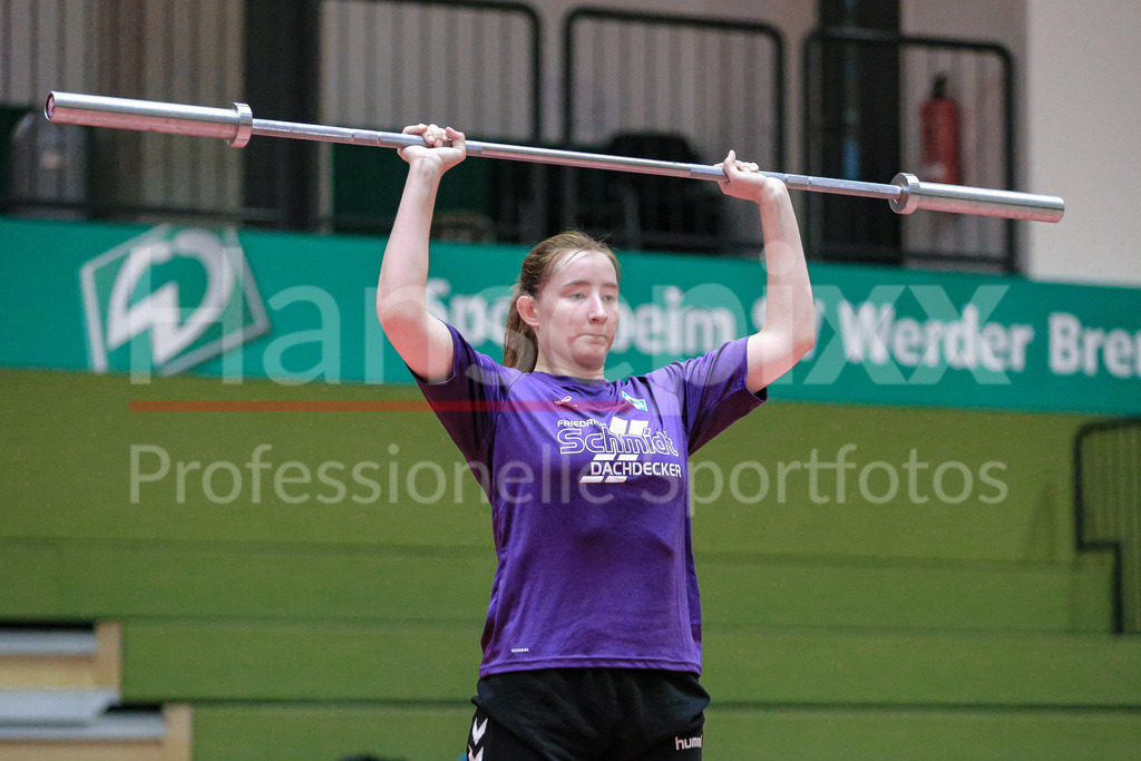 Handball, 2. Bundesliga Frauen, Training SV Werder Bremen | v.li.: Hanna Hinrichs (Torhüterin, Torwart, SV Werder Bremen, 16) bei einer Übung, Trainingsübung
