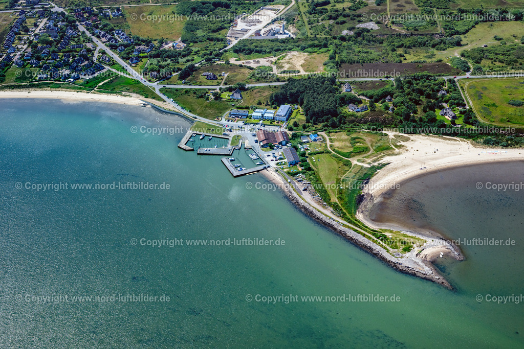 Sylt_Munkmarsch_Hafen_ELS_6417210625 | MUNKMARSCH 21.06.2025 Yachthafen mit Sportboot- Anlegestellen und Bootsliegeplätzen am Uferbereich der Nordsee in Munkmarsch auf der Insel Sylt im Bundesland Schleswig-Holstein, Deutschland. // Pleasure boat marina with docks and moorings on the shore area northern sea in Munkmarsch at the island Sylt in the state Schleswig-Holstein, Germany. Foto: Martin Elsen
