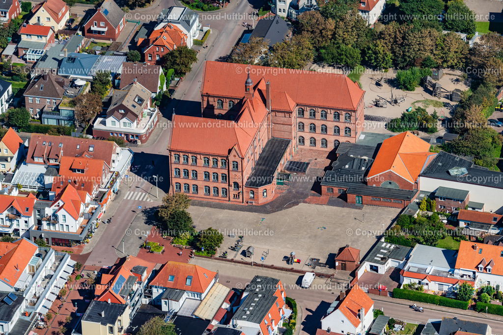 Norderney_Grundschule_ELS_7654050923 | NORDERNEY 05.09.2023 Gebäude und Schulhof der Grundschule auf Norderney im Bundesland Niedersachsen, Deutschland. // Building and schoolyard of the primary school on Norderney in the state of Lower Saxony, Germany. Foto: Martin Elsen
