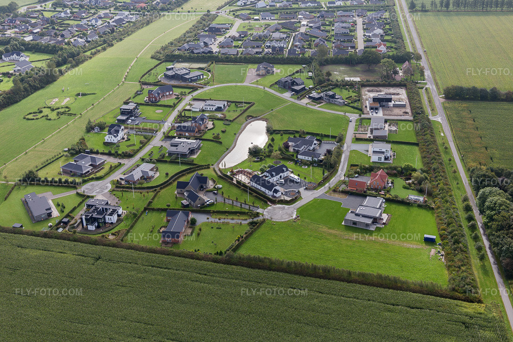 Aerial view: Luxury villas in a residential area of a single-family home development in Jutland in Varde in the state South Denmark, Denmark.Photo: IMG_103493.jpg taken on 09/16/2017 by Werner Riehm/FLY-FOTO.comResolution of the original: 5472 x 3648 px