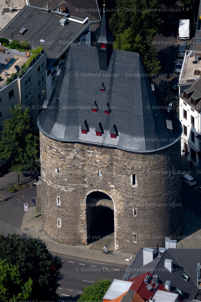 4049147 | Marschiertor Aachen, bis ins 17. Jahrhundert auch Miesierspforte oder später auch Berseter Tor oder Burtscheider Tor genannt, war das Südtor der äußeren Aachener Stadtmauer. Es gehört zu den mächtigsten noch erhaltenen Stadttoren Westeuropas