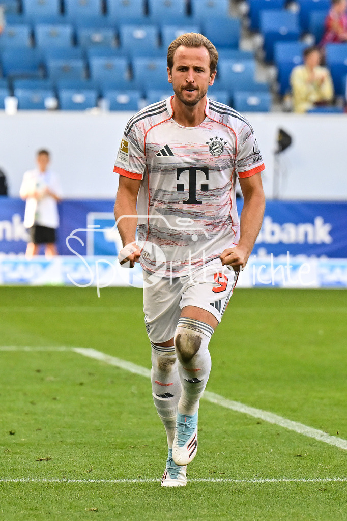 TSG 1899 Hoffenheim - FC Bayern München | Jubel der Bayern nach dem Treffer zum 0-2 durch Harry KANE (FC Bayern Muenchen 9) / Elfmeter / Tor / Torschuetze / Freude / Happy / Bundesliga: TSG 1899 Hoffenheim - FC Bayern München; PreZero-Arena am 20.09.2025 / DFL REGULATIONS PROHIBIT ANY USE OF PHOTOGRAPHS AS IMAGE SEQUENCES AND/OR QUASI-VIDEO