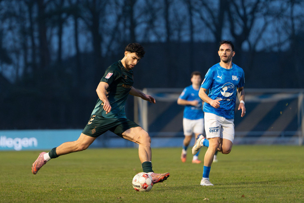 Fußball I Herren I Saison 2025-2026 I Regionalliga Nord I 25. Spieltag I TuS Blau-Weiß Lohne - Werder Bremen II I 5749 | Safa Yildirim (7, SV Werder Bremen II) gegen Rilind Neziri (23, TuS BW Lohne) - Realisiert mit Pictrs.com