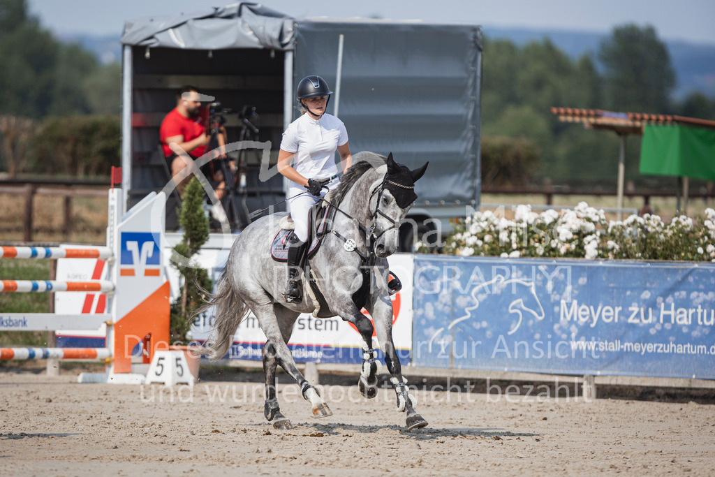 240627_LüPfSpTa_SprPf-M-235 | Deine schönsten Turniermomente als professionelle Fotos! Entdecke hochwertige Pferdesport-Fotografie im Online-Shop. Jetzt Fotos finden & bestellen!