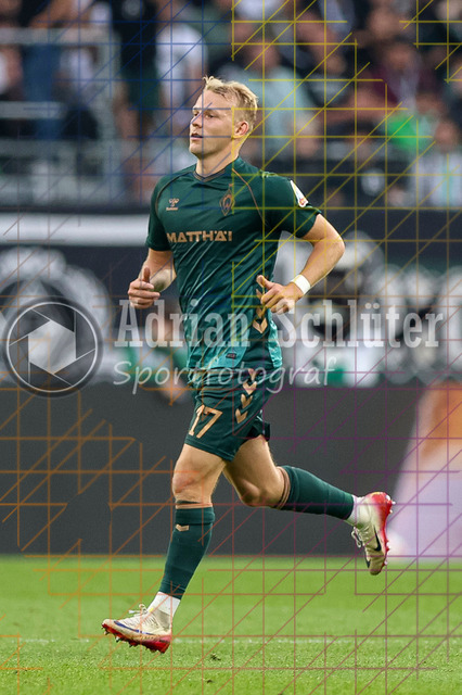 Borussia Mönchengladbach vs SV Werder Bremen - Bundesliga  | Mönchengladbach, Deutschland, 14.09.25:   Marco Grüll (SV Werder Bremen) schaut waehrend des Spiels der Bundesliga zwischen Borussia Mönchengladbach vs SV Werder Bremen im Stadion im Borussia Park(Foto von Brauer-Fotoagentur / Adrian Schlueter)