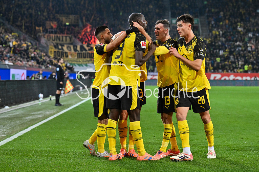 FC Augsburg - Borussia Dortmund | AUGSBURG, GERMANY - Serhou GUIRASSY (Borussia Dortmund 9) celebrates the goal to 0-1 during the bundesliga match between FC Augsburg vs. Borussia Dortmund on matchday 9 at WWK Arena on October 31, 2025 in Augsburg, Germany / DFL REGULATIONS PROHIBIT ANY USE OF PHOTOGRAPHS AS IMAGE SEQUENCES AND/OR QUASI-VIDEO / Carney CHUKWUEMEKA (Borussia Dortmund 17)