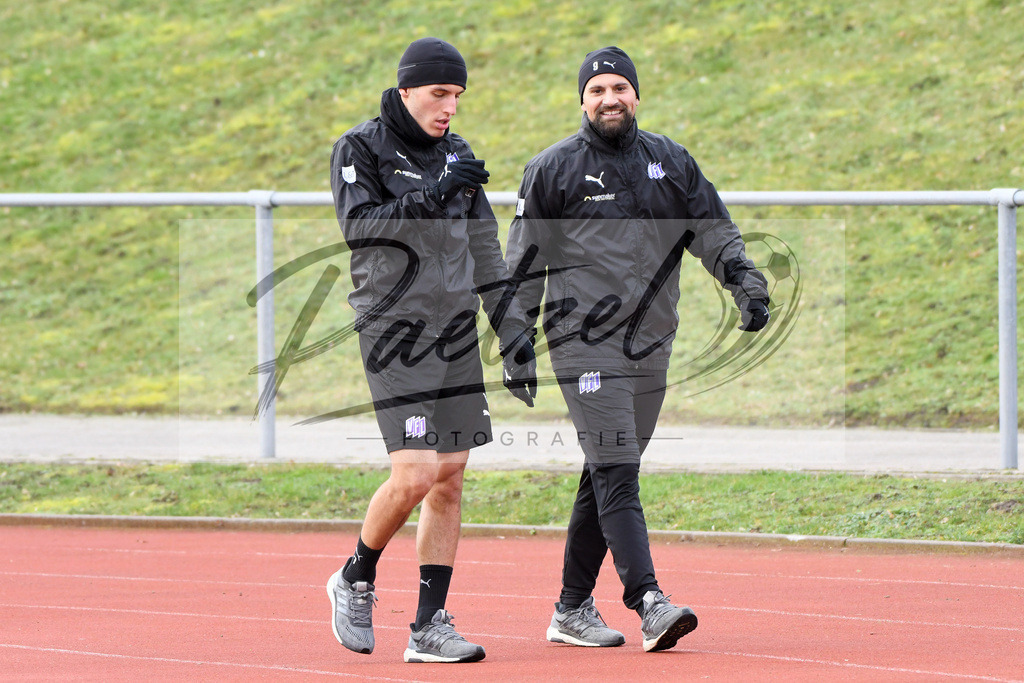 20200130_TRAOSN_0057 | Fußball, Herren: Bashkim Ajdini (VfL Osnabrueck) und Marcos Alvarez (VfL Osnabrueck) schauen waehrend der Trainingseinheit des VfL Osnabrueck im Sportpark Illoshoehe am 30.01.2020 in Osnabrueck, Deutschland. - Realisiert mit Pictrs.com